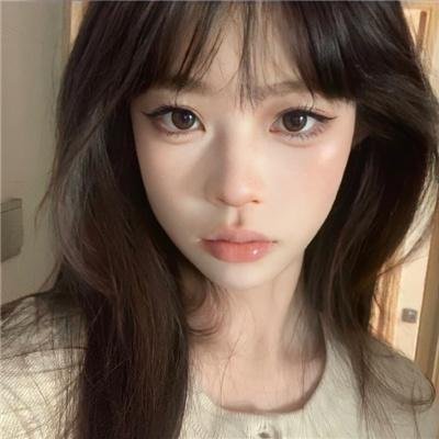 给小酒馆女子喝高杯酒